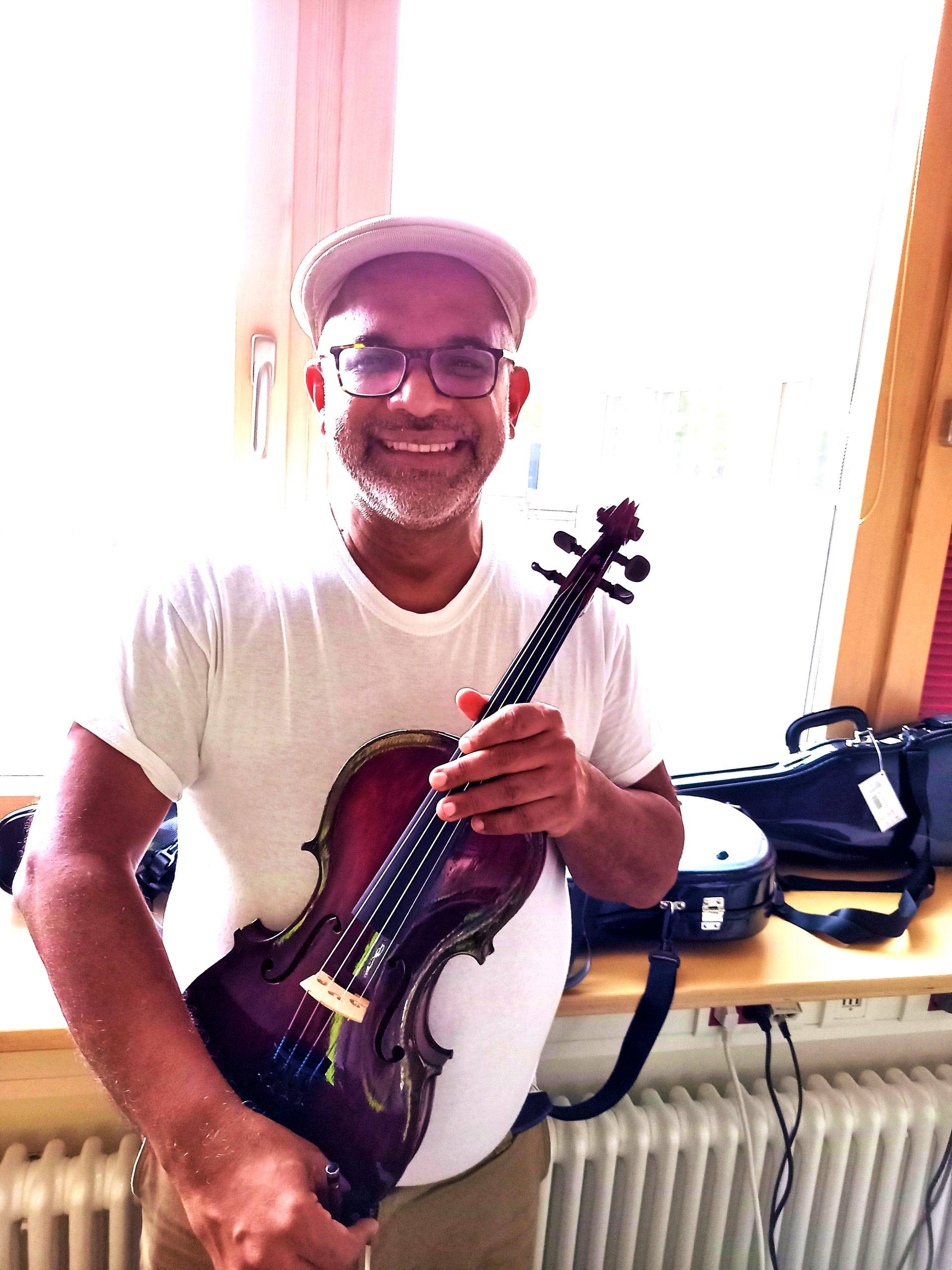 Gino mit der neuen Geige in den Händen